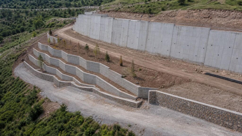 Betonarme İstinat Duvarı Çeşitleri: Hangi Araziye Hangi Duvar Yapılır?